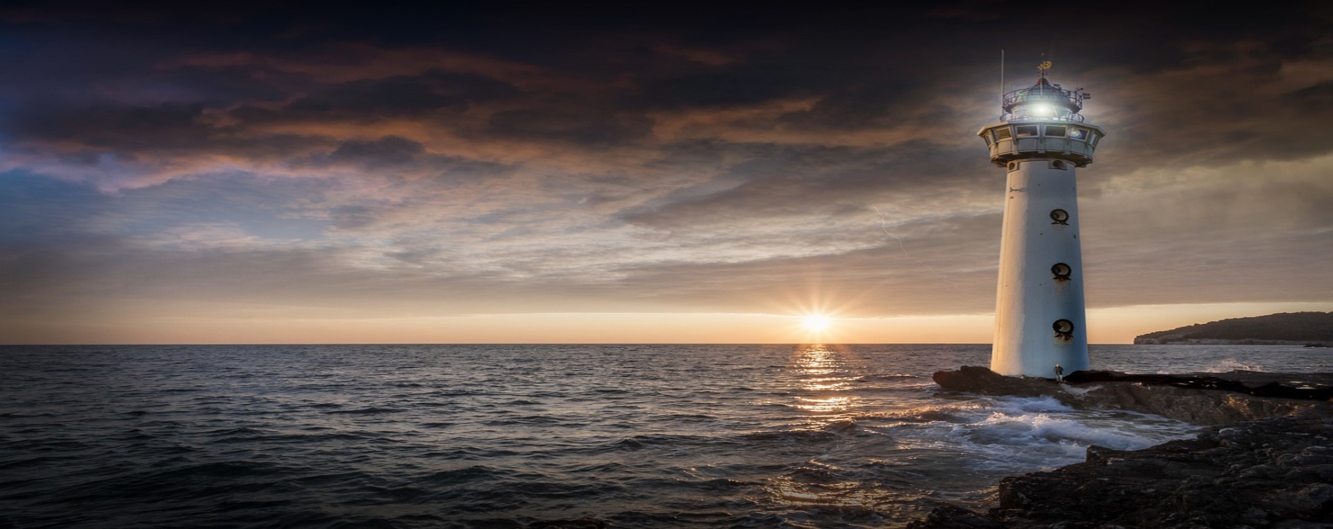 lighthouse-2372461_1280
